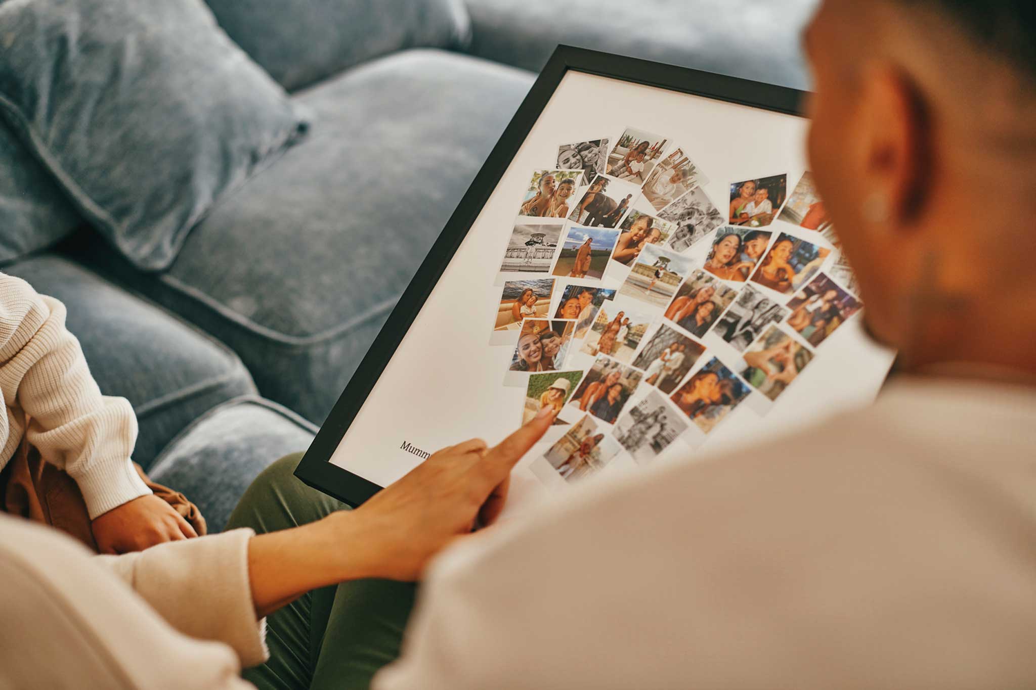 Detail van de hartvormige fotocollage in een massief houten lijst